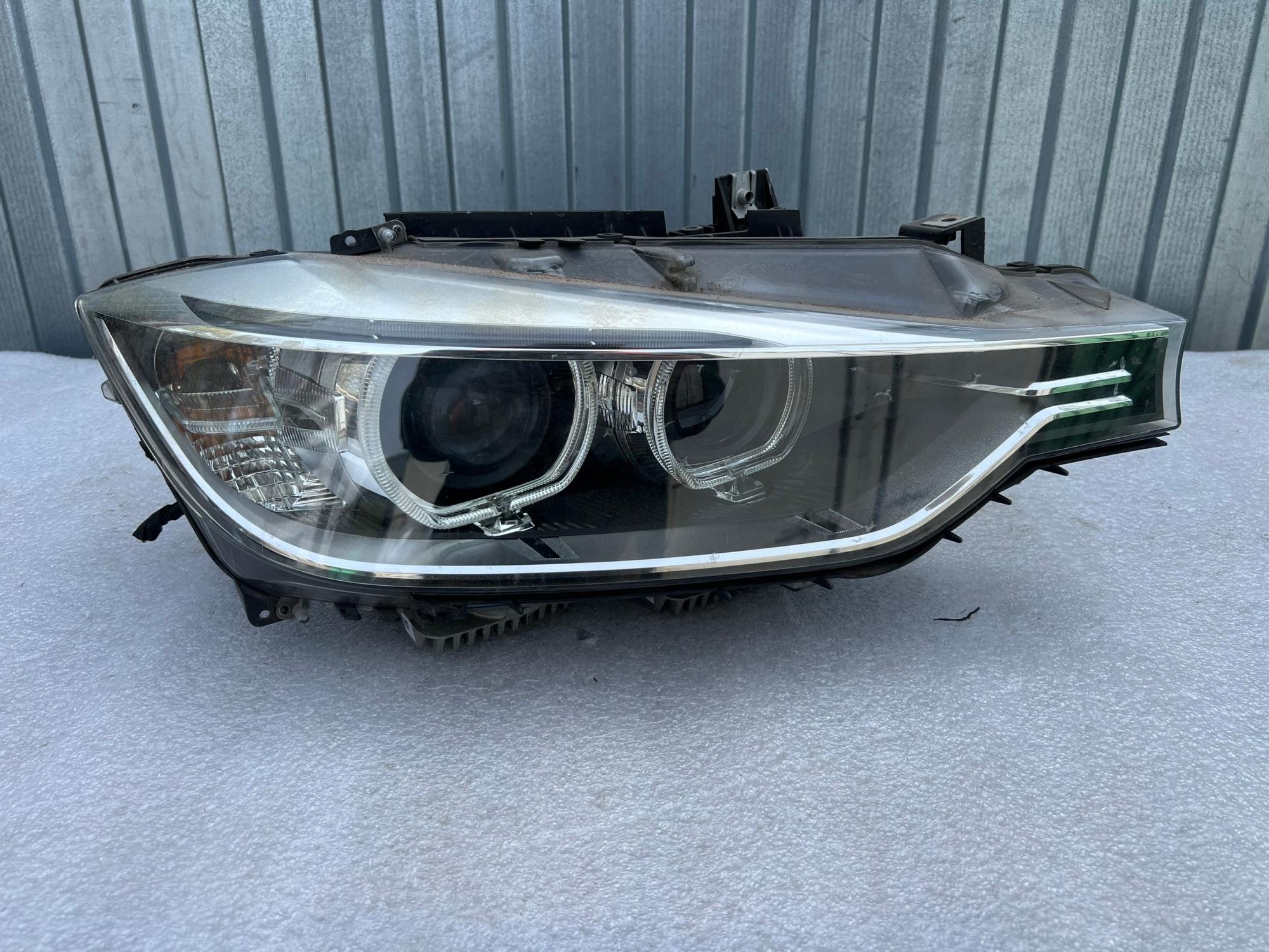 Фара F30